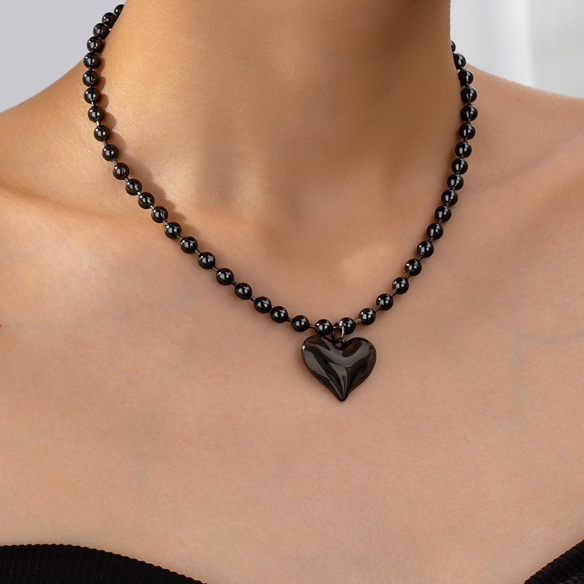 Black Love Pendant Necklace For Women 2025 New Vintage Fashion High Touch Collarbone Chain Designer Jewelry