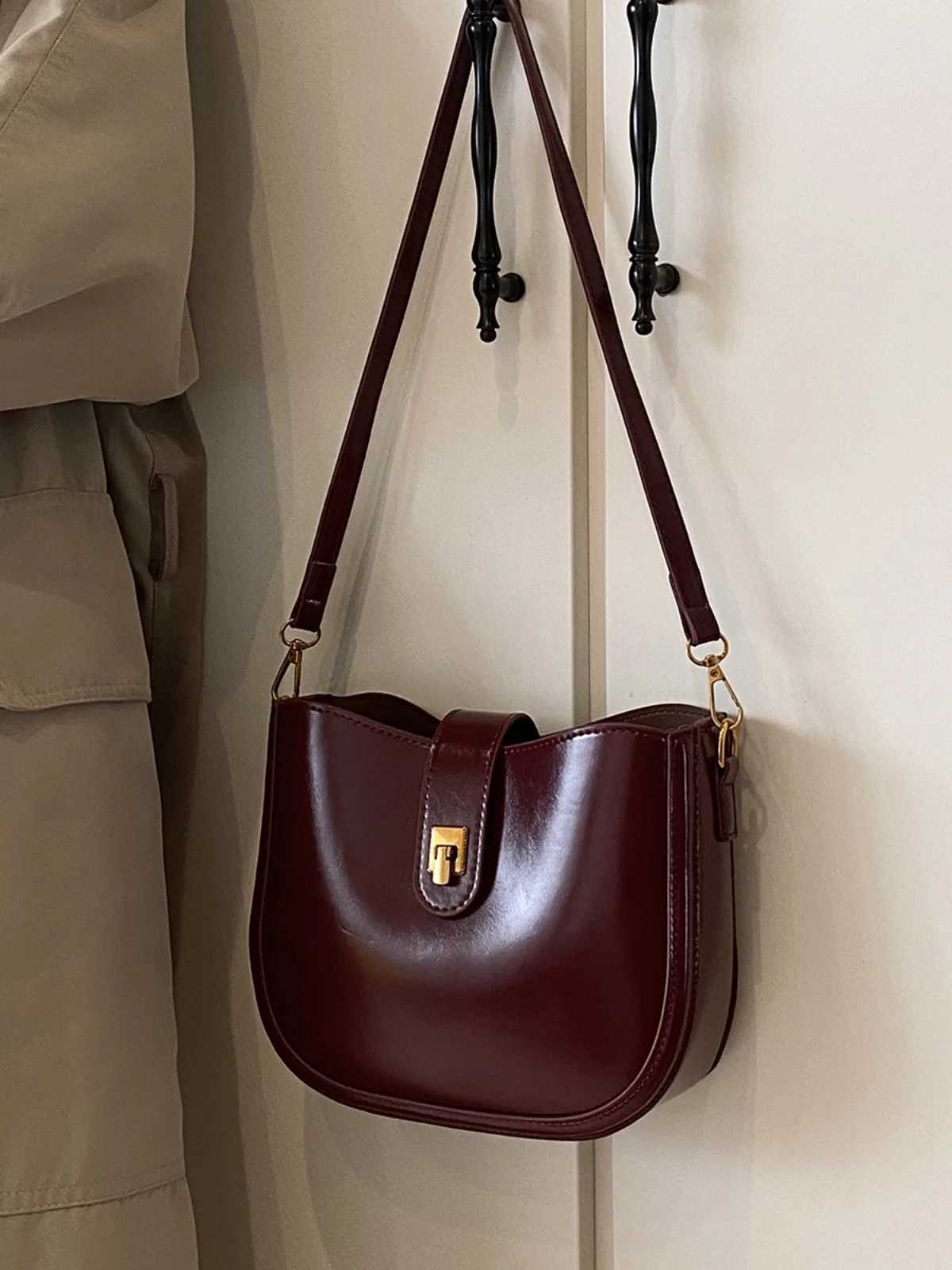 High Quality Burgundy Ladies Crossbody Bag New Womens Chic Buckle Zipper Shoulder Bags Elegant Commuting Retro Handbag Trend Y250306