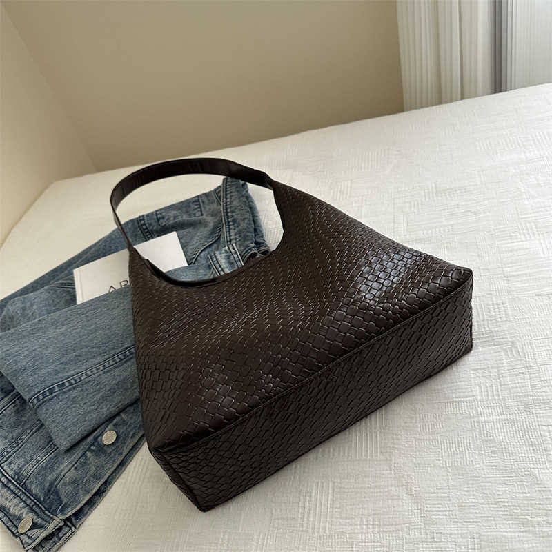 Leisure large capacity bag for women 2024 new trendy and versatile Western style shoulder bag super hot water bucket bag Y250306