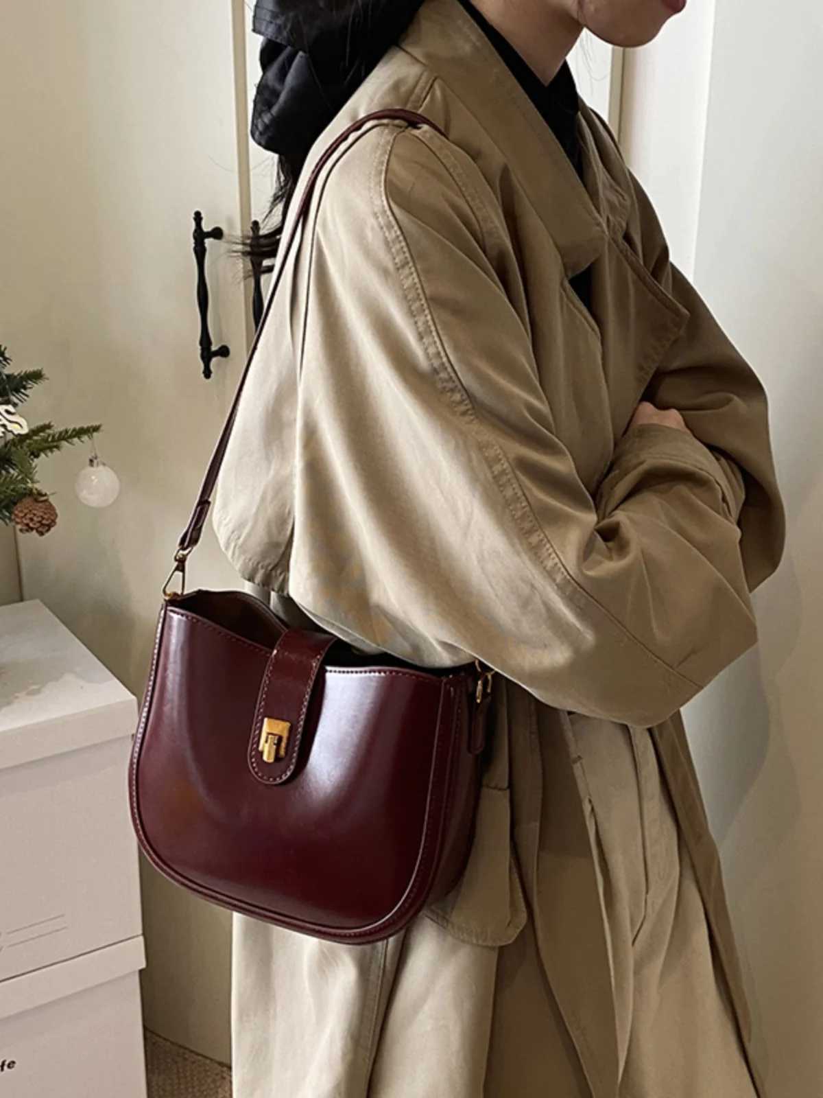 High Quality Burgundy Ladies Crossbody Bag New Womens Chic Buckle Zipper Shoulder Bags Elegant Commuting Retro Handbag Trend Y250306