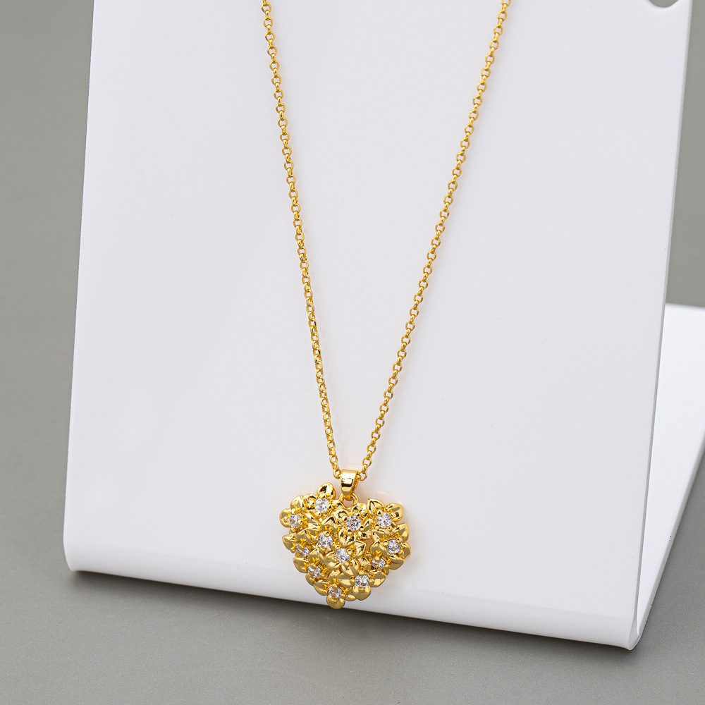 New Full Turn Love Pendant Clavicle Chain Niche Design High-grade Temperament Necklace for Women