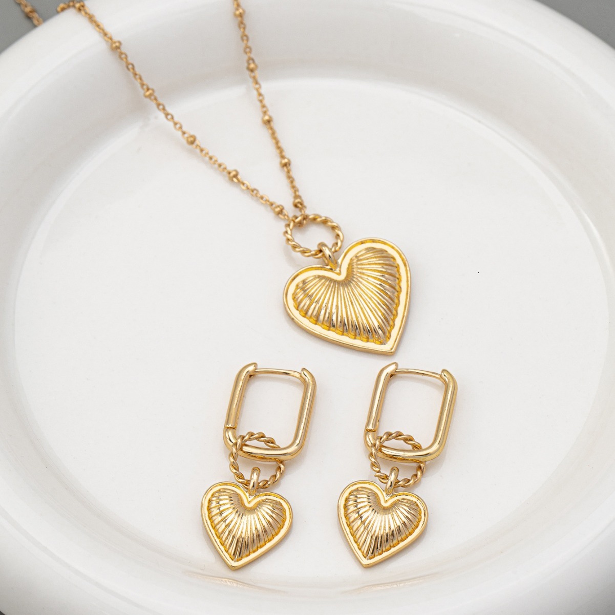 New Love Pendant Metal Necklace Niche Vintage Ins Style High-grade Collar Bone Chain Jewelry