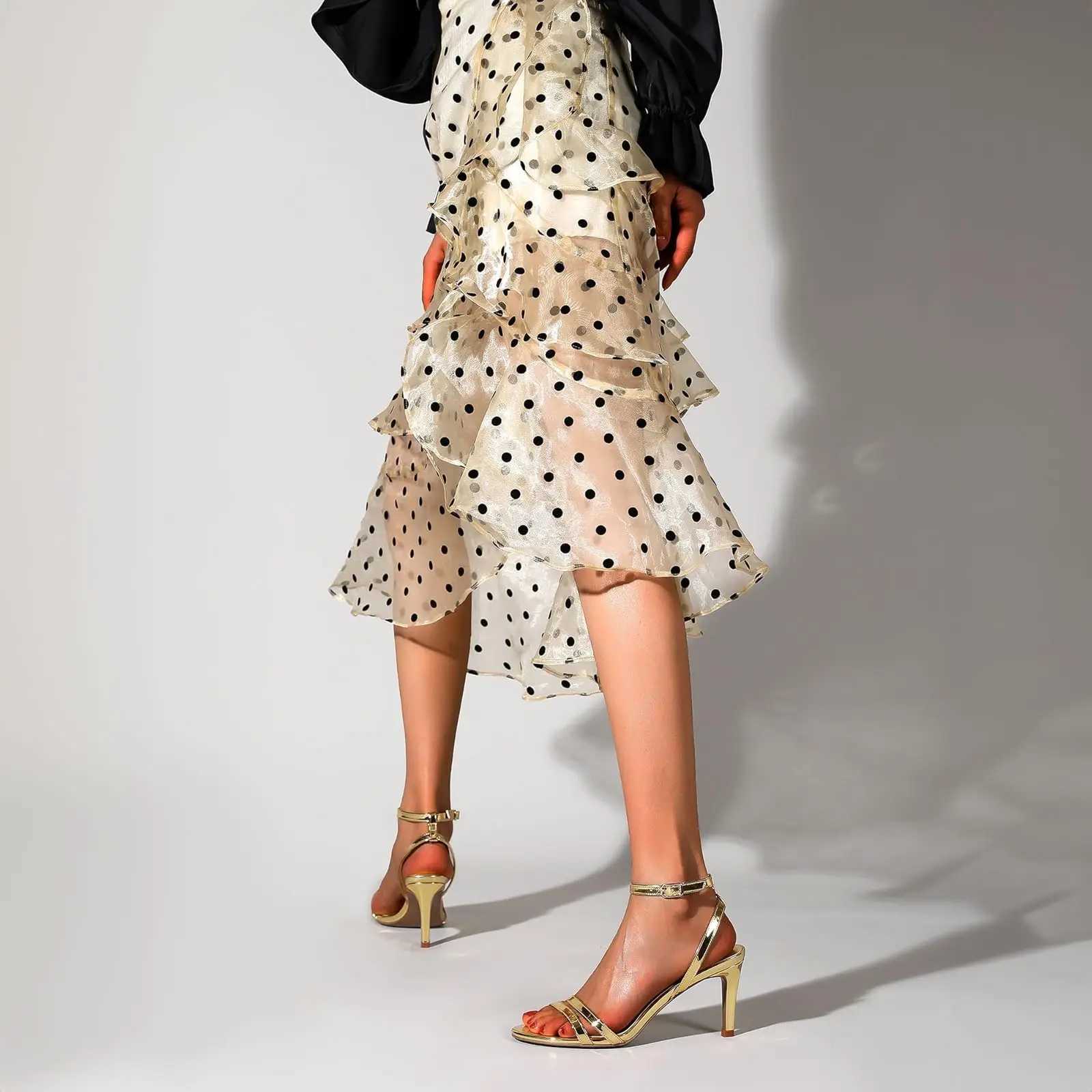 Open your toes and wear square high heels. Exquisite and elegant sandals with a sexy appearance. Y250306