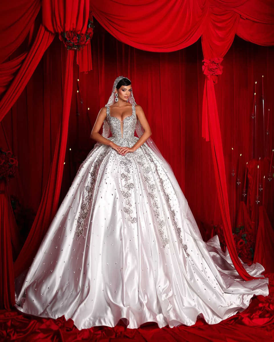 Illusion A Line Women Wedding Dress Sweetheart Neck Sleeveless Bridal Gowns Sequins Crystal Sweep Train Dress Custom Made