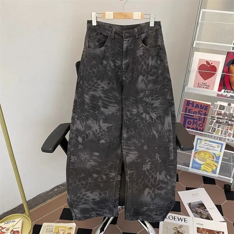 Gothic punk snake pattern camouflage wash bag jeans for men and women casual straight wide leg curved knife pants Harajuku streetwear 250306