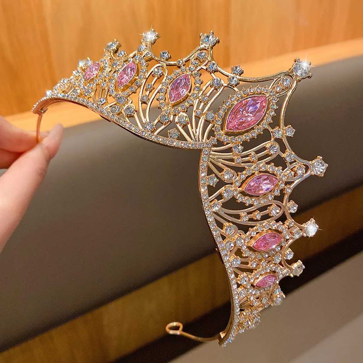 1 large crown fashionable temperament crown band sweet wind hair accessory suitable for performances and birthdays X250306