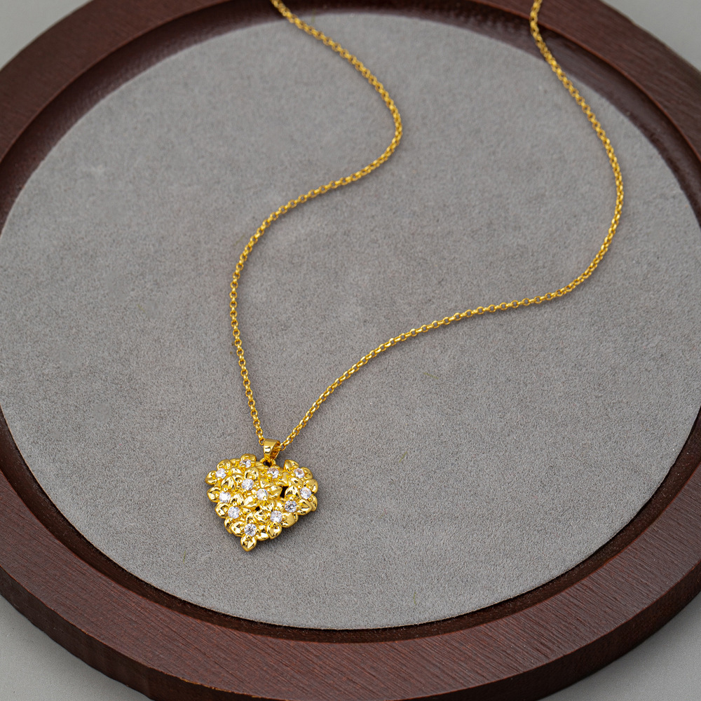 New Full Turn Love Pendant Clavicle Chain Niche Design High-grade Temperament Necklace for Women