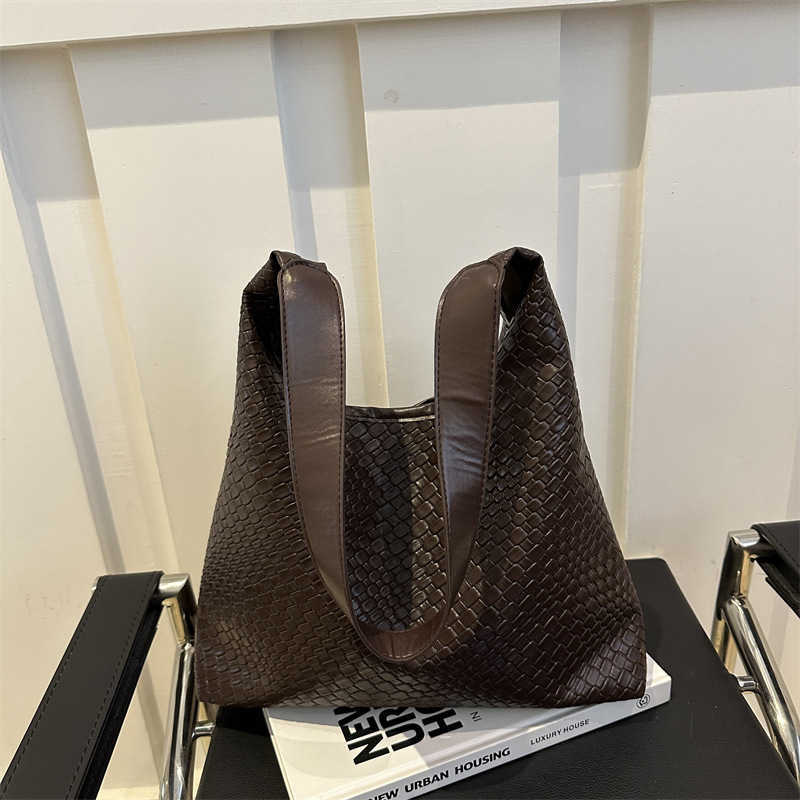 Leisure large capacity bag for women 2024 new trendy and versatile Western style shoulder bag super hot water bucket bag Y250306