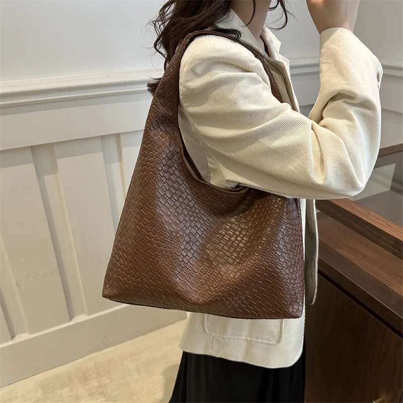 Retro Artificial Women's Leather Woven Pattern Shoulder Capacity Casual Armpit Large Tote Bag Daily Work