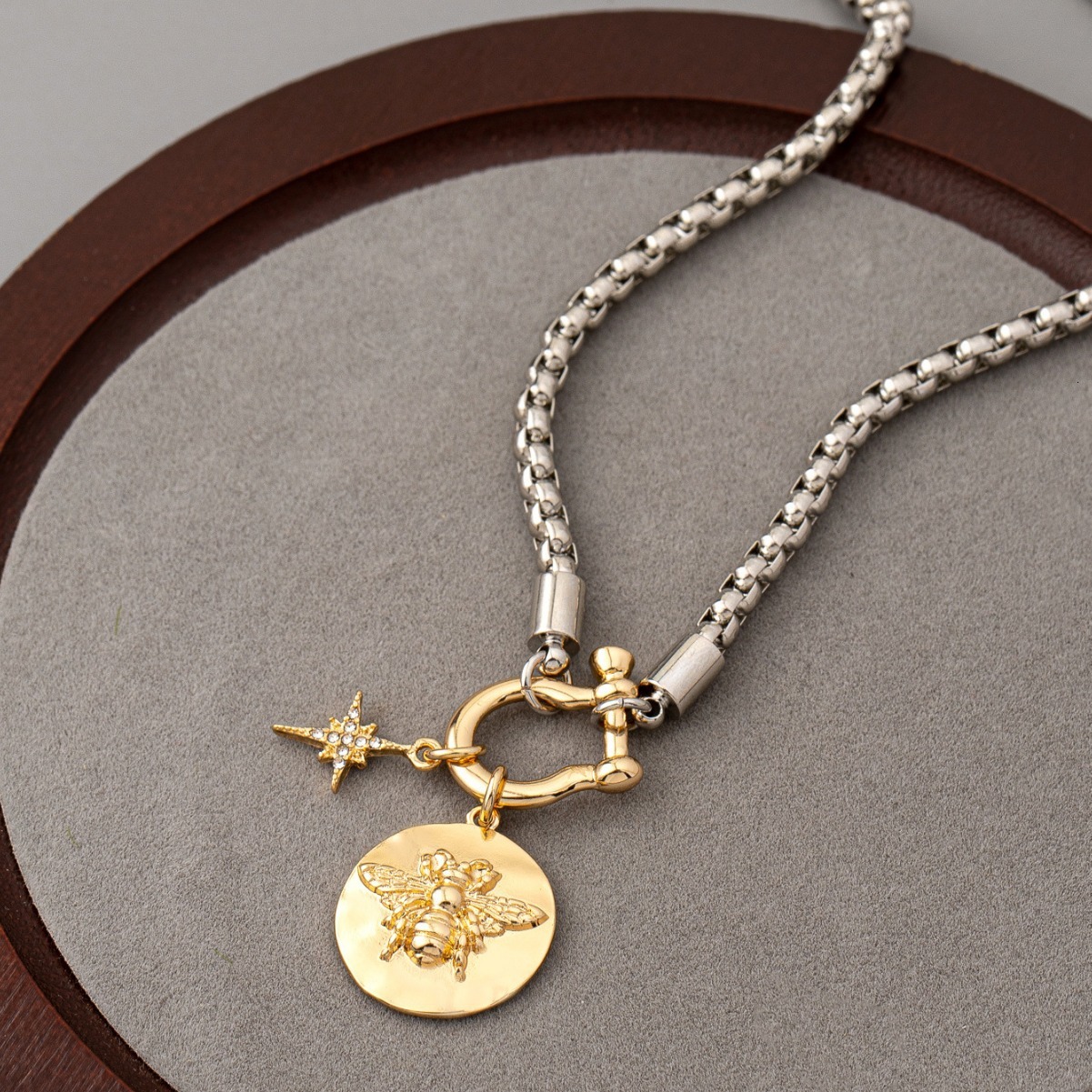 Fashion Personality Retro Little Bee Pendant Chain Senior Temperament Cold Wind Necklace Woman