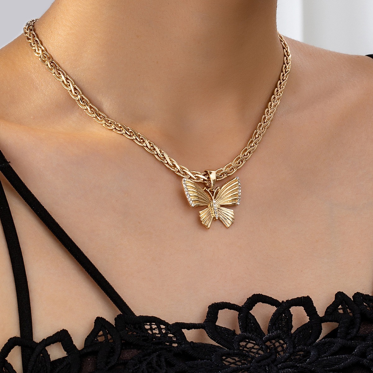 French Vintage Metal Butterfly Pendant Necklace With Thick Chain Exaggerated Personality Collarbone Chain Women Designer Jewelry