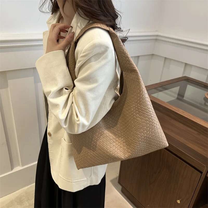 Retro Artificial Women's Leather Woven Pattern Shoulder Capacity Casual Armpit Large Tote Bag Daily Work