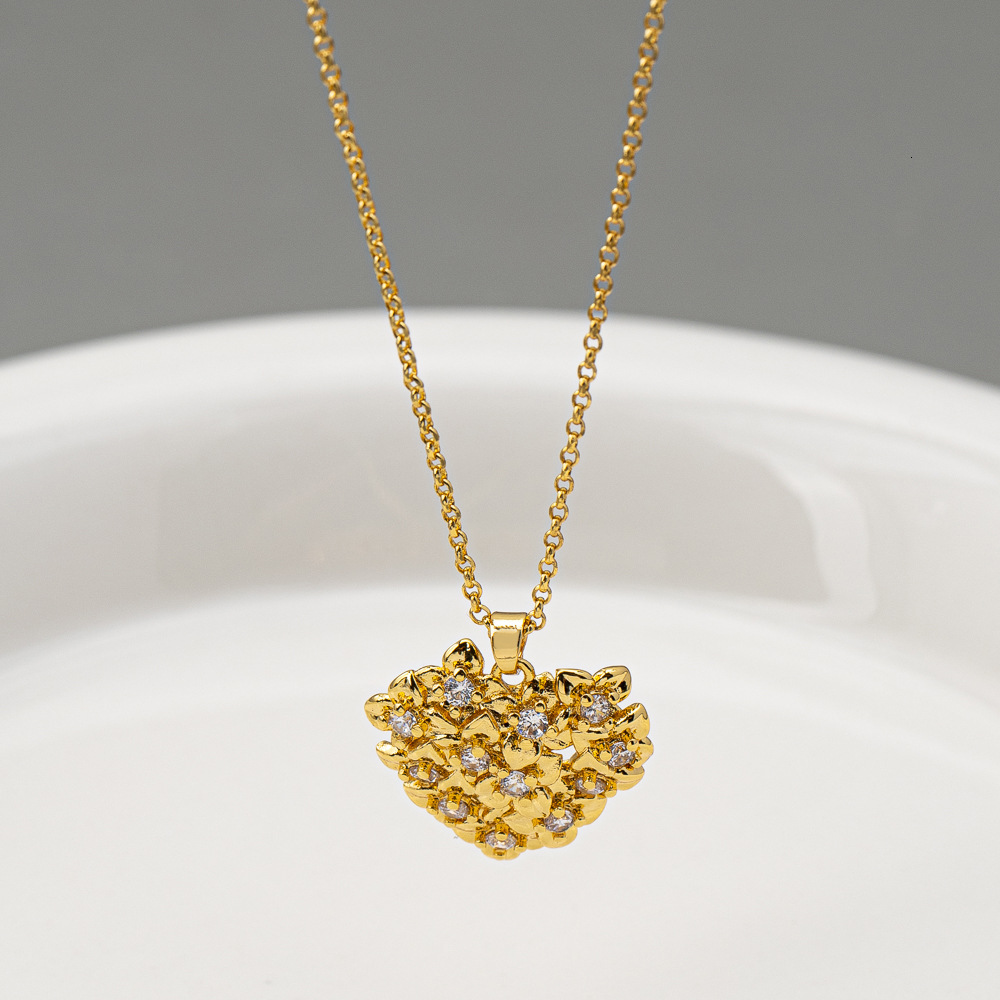New Full Turn Love Pendant Clavicle Chain Niche Design High-grade Temperament Necklace for Women