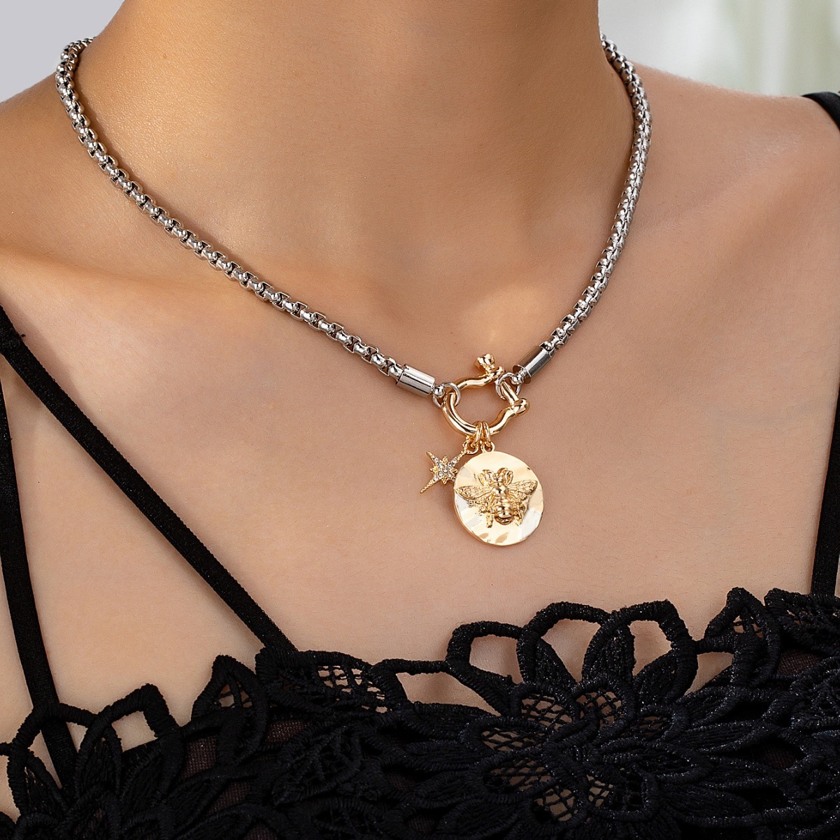 Fashion Personality Retro Little Bee Pendant Chain Senior Temperament Cold Wind Necklace Woman