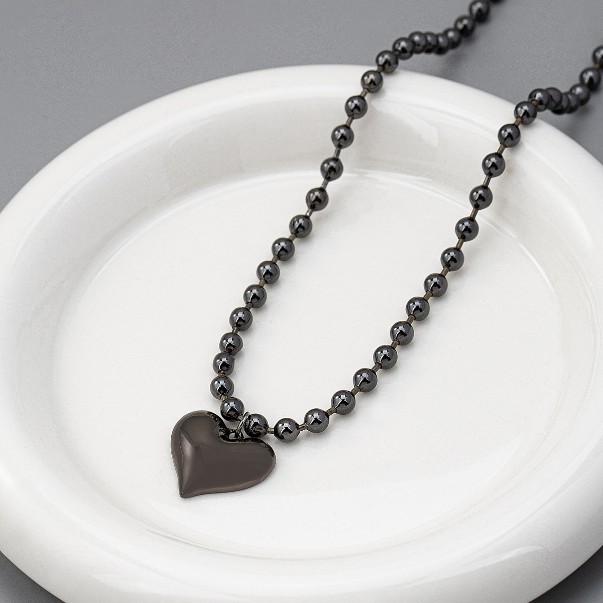 Black Love Pendant Necklace For Women 2025 New Vintage Fashion High Touch Collarbone Chain Designer Jewelry