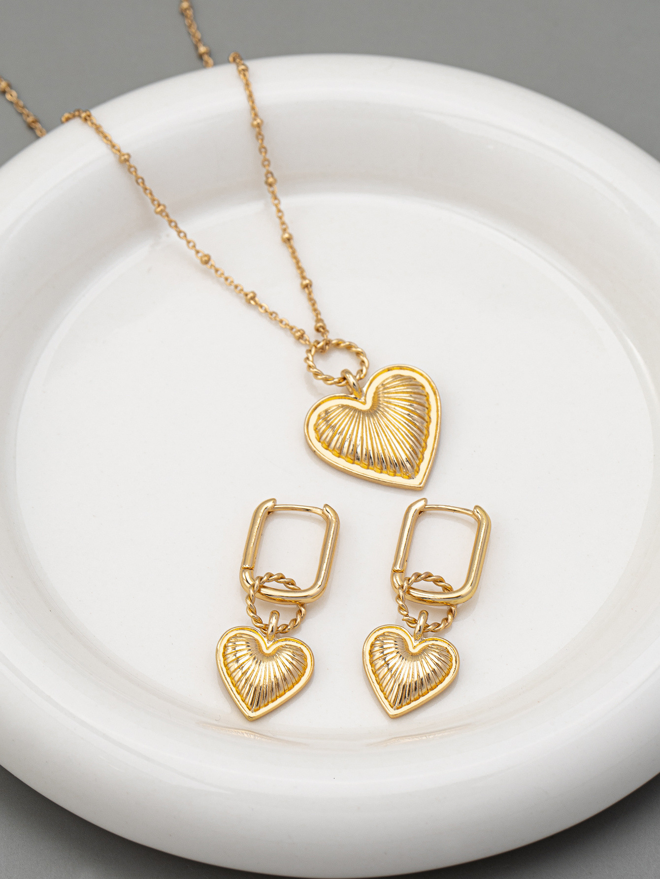 New Love Pendant Metal Necklace Niche Vintage Ins Style High-grade Collar Bone Chain Jewelry