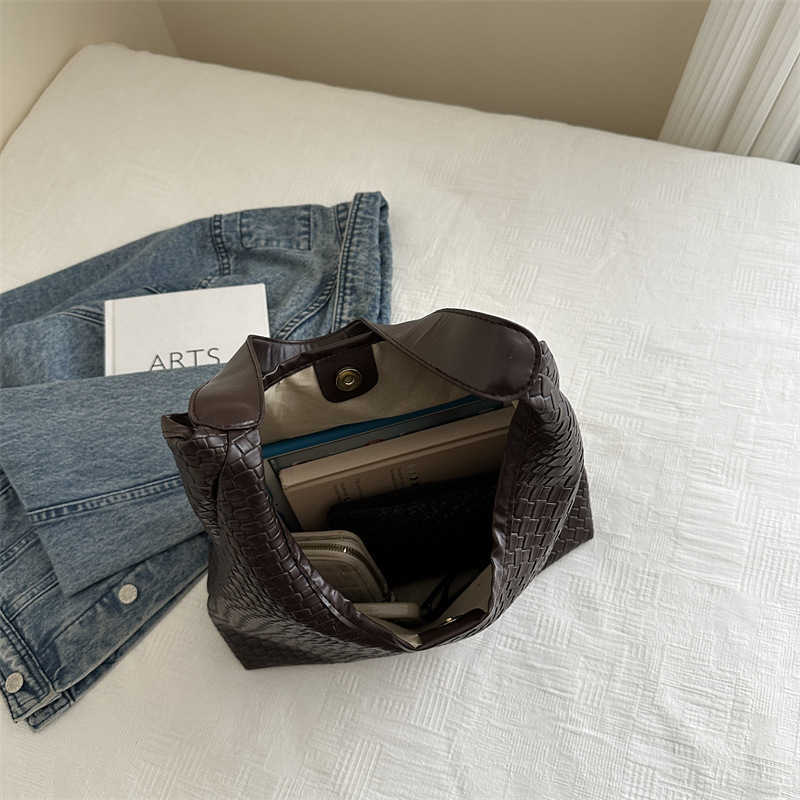 Leisure large capacity bag for women 2024 new trendy and versatile Western style shoulder bag super hot water bucket bag Y250306