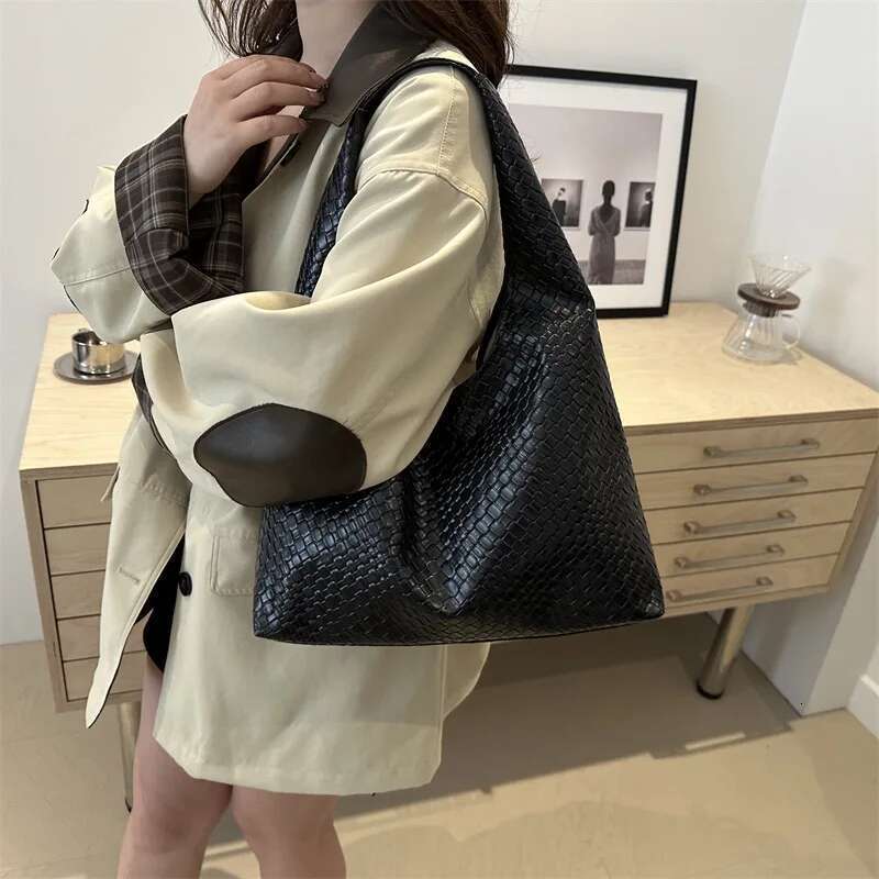 Retro Artificial Women's Leather Woven Pattern Shoulder Capacity Casual Armpit Large Tote Bag Daily Work