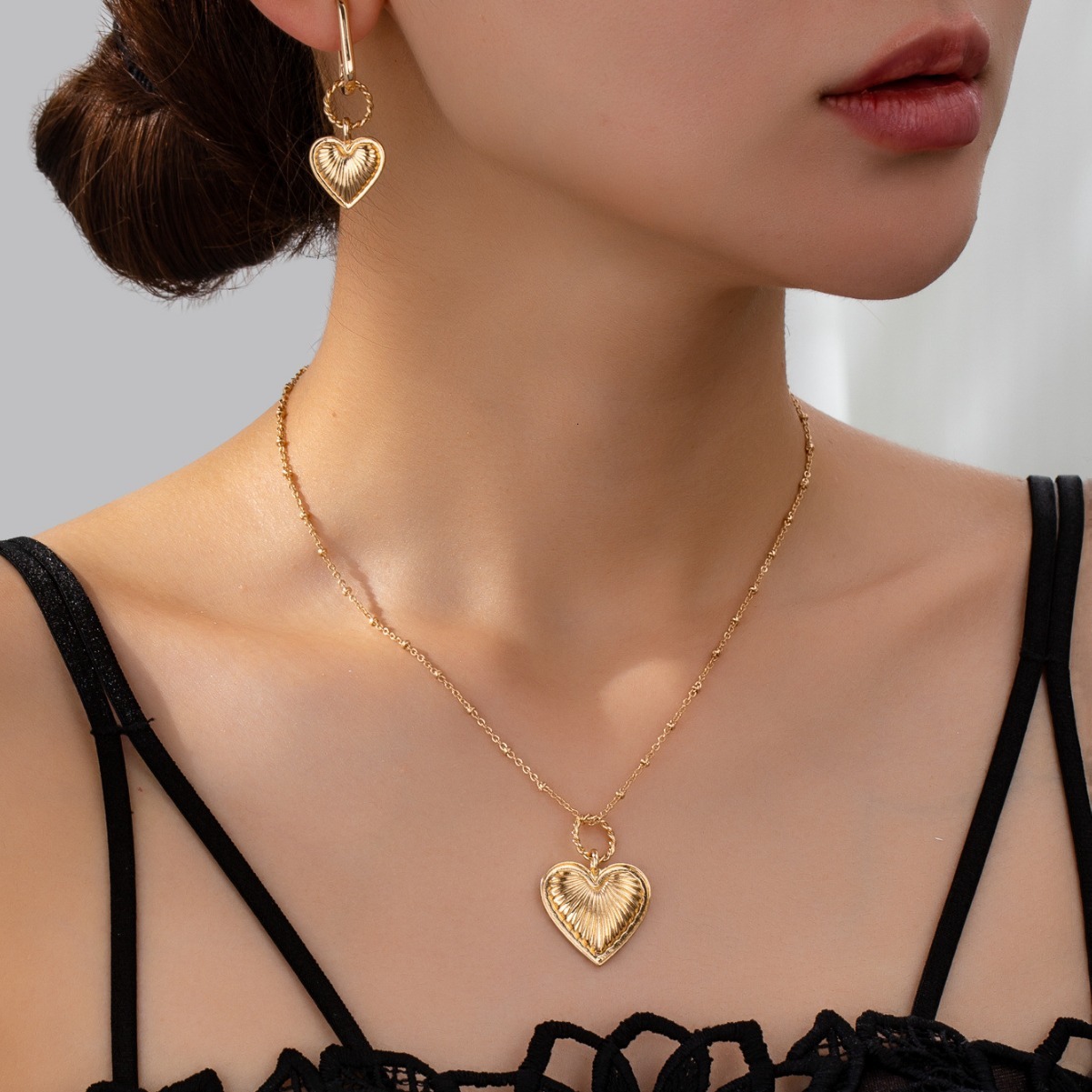 New Love Pendant Metal Necklace Niche Vintage Ins Style High-grade Collar Bone Chain Jewelry