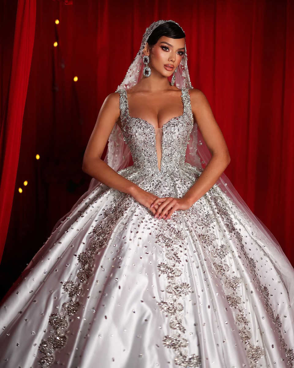 Illusion A Line Women Wedding Dress Sweetheart Neck Sleeveless Bridal Gowns Sequins Crystal Sweep Train Dress Custom Made