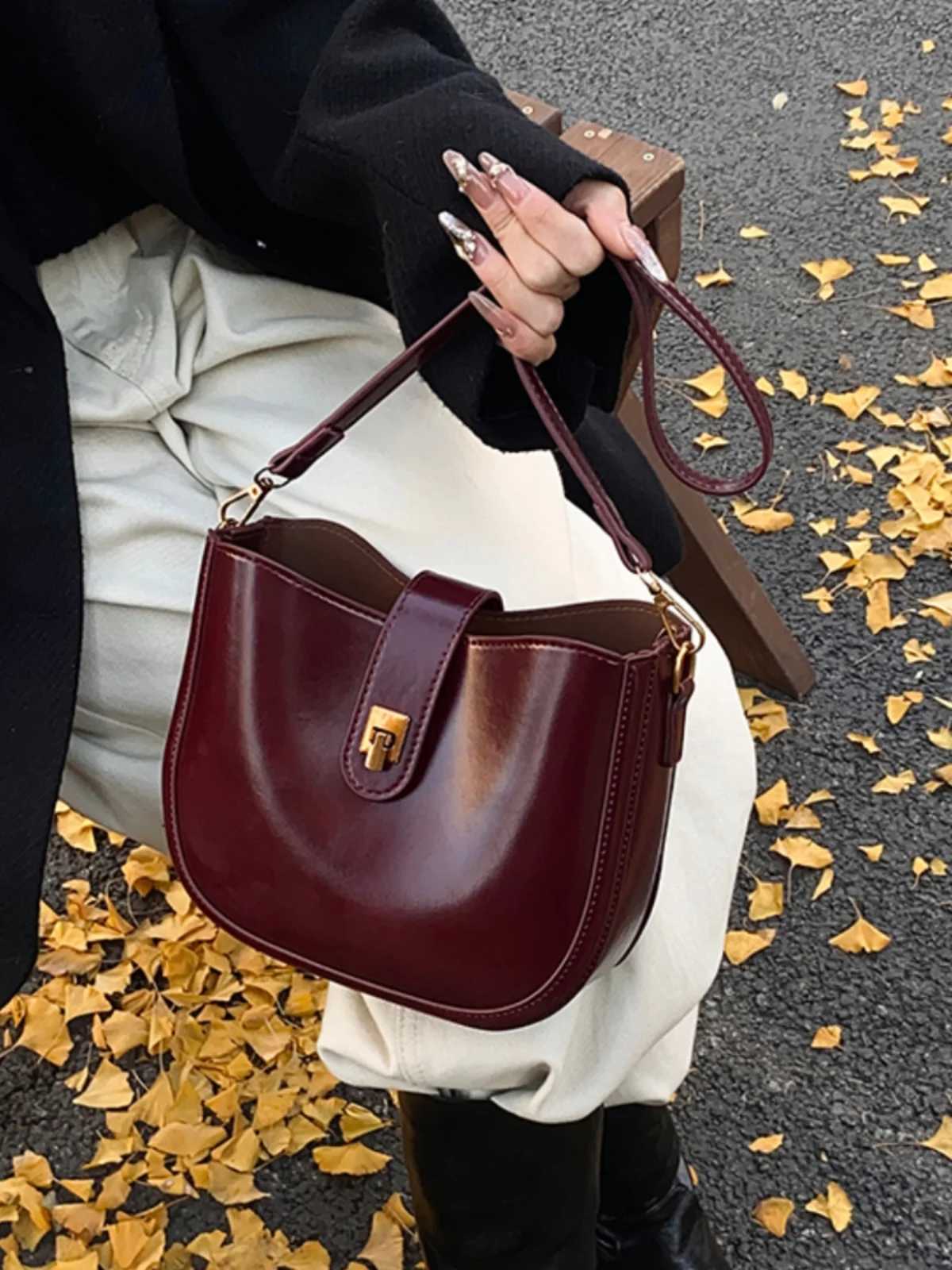 High Quality Burgundy Ladies Crossbody Bag New Womens Chic Buckle Zipper Shoulder Bags Elegant Commuting Retro Handbag Trend Y250306