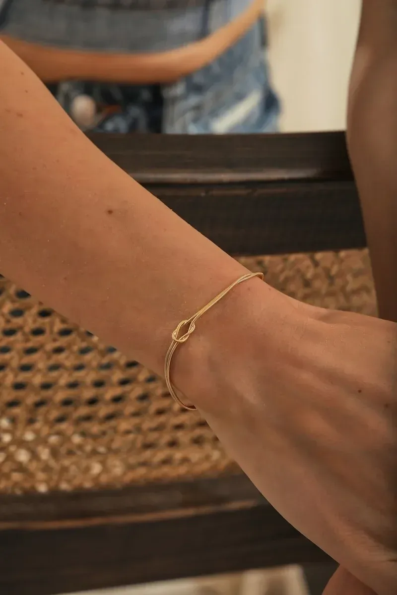 Classic 14K Gold Love Knot Bracelet - Timeless Elegance, Perfect for Everyday Wear