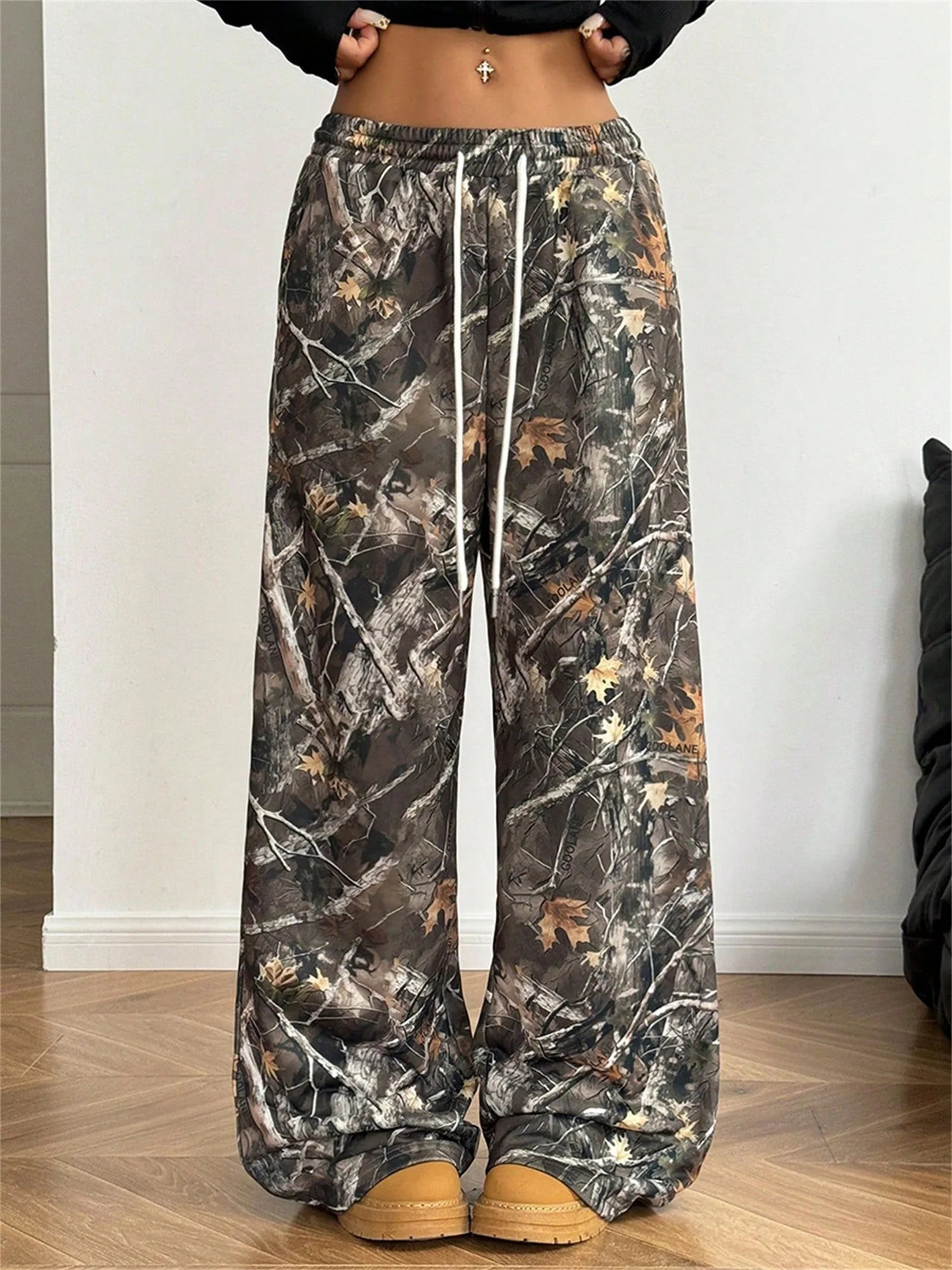 Womens high waisted camouflage cargo pants with loose pockets and printing suitable for outdoor activities 250306