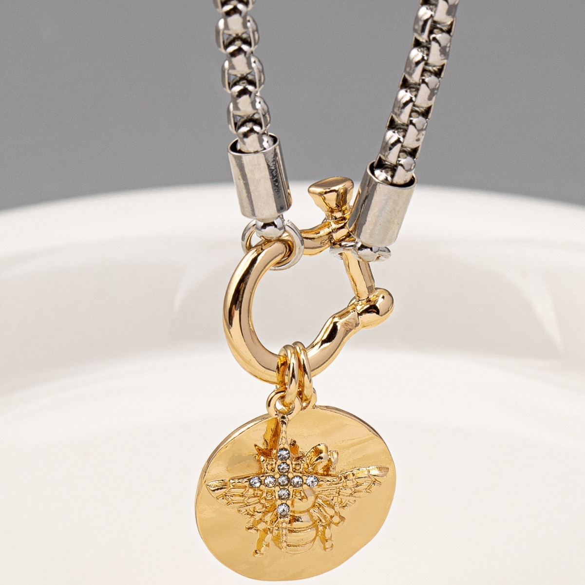 Fashion Personality Retro Little Bee Pendant Chain Senior Temperament Cold Wind Necklace Woman