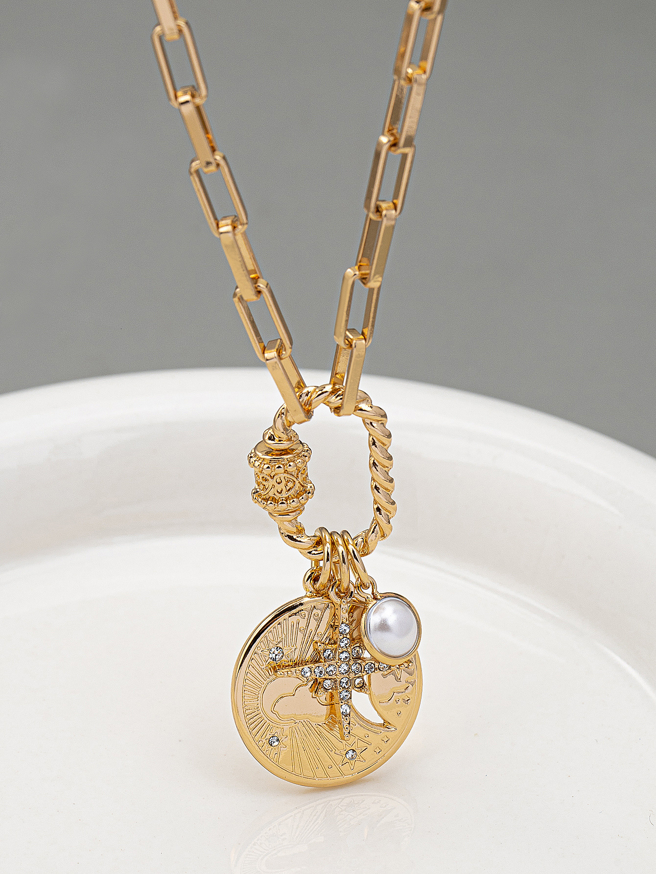 2025 New Fashion Retro Personality Moon Pendant Necklace Female Designer Jewelry