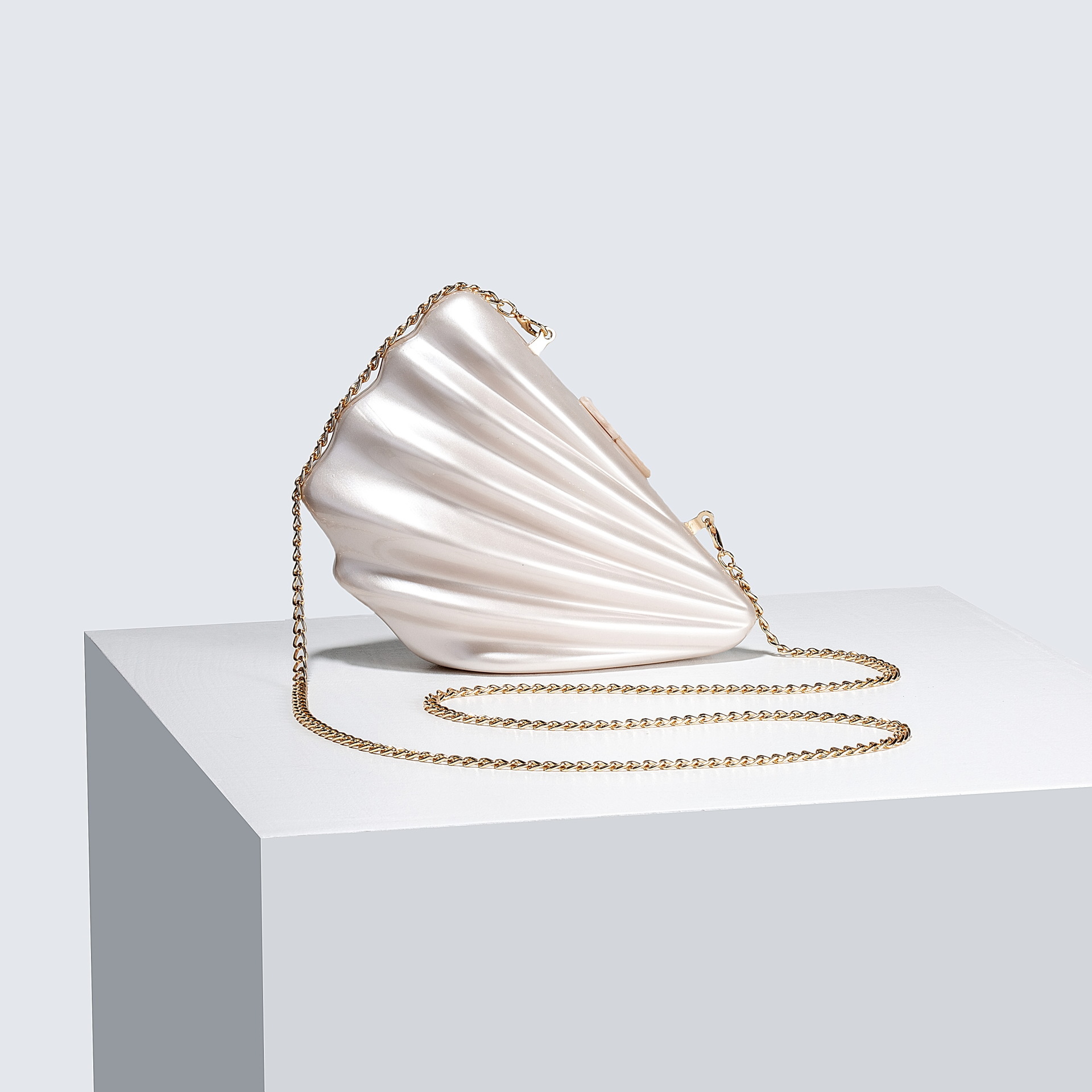 fashion Women's New Single Shoulder Diagonal Straddle Fan Shaped Shell Fashion Dinner Handheld Bag Vintage lucite evening bag