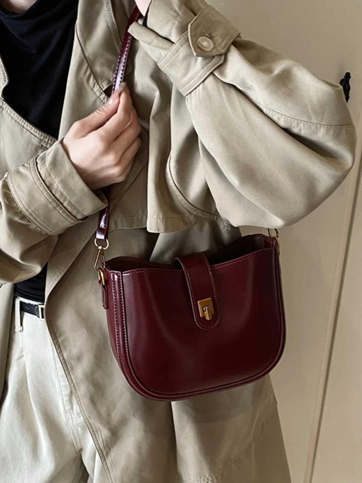 High Quality Burgundy Ladies Crossbody Bag New Womens Chic Buckle Zipper Shoulder Bags Elegant Commuting Retro Handbag Trend Y250306