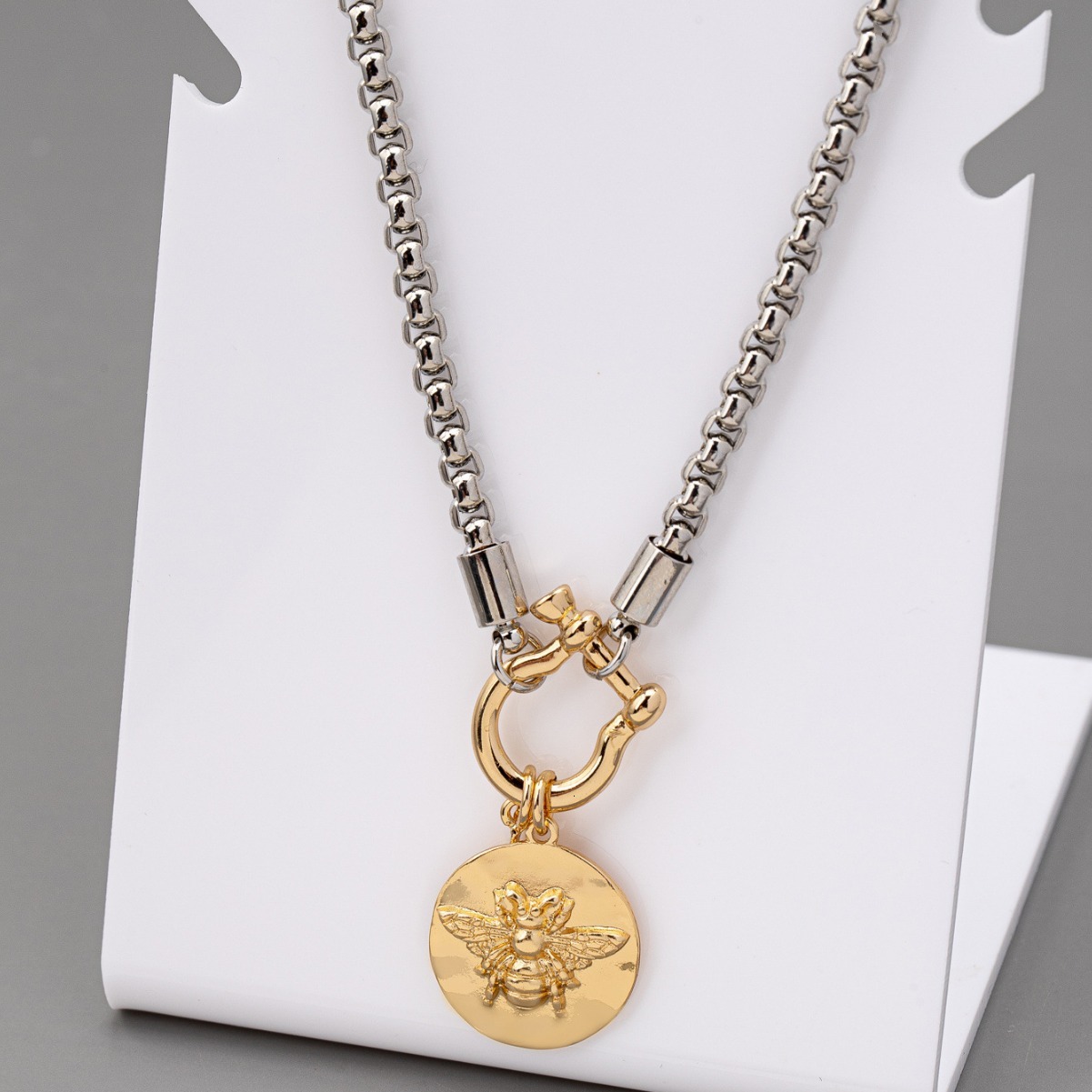 Fashion Personality Retro Little Bee Pendant Chain Senior Temperament Cold Wind Necklace Woman
