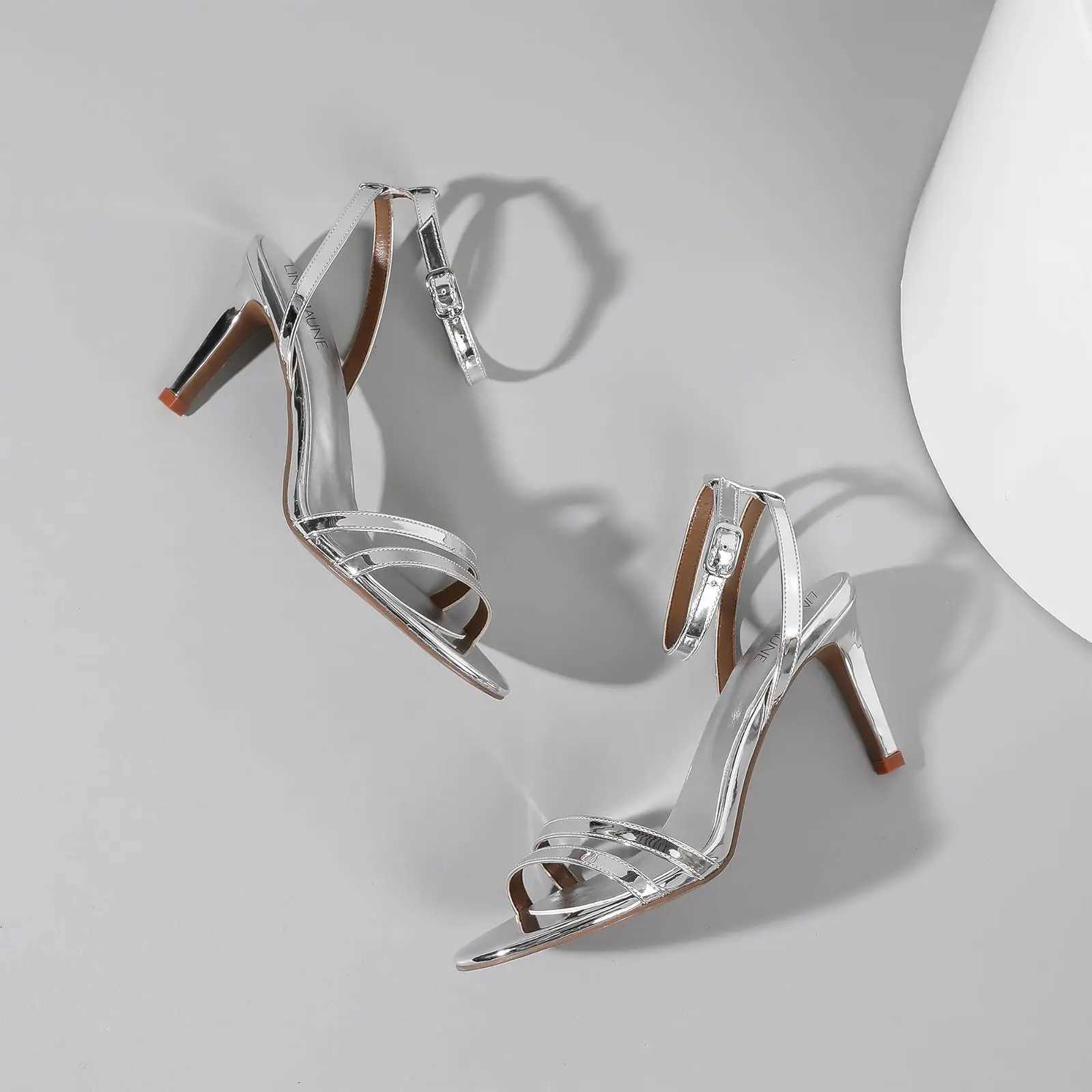Open your toes and wear square high heels. Exquisite and elegant sandals with a sexy appearance. Y250306