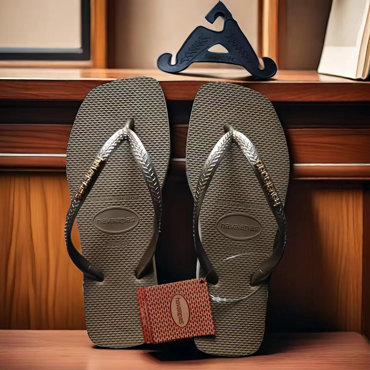 Designer Herringbone Is Suitable For Women Wearing Summer Jackets, Women's Flip Flops, And Havana Brazilian Beach Slippers