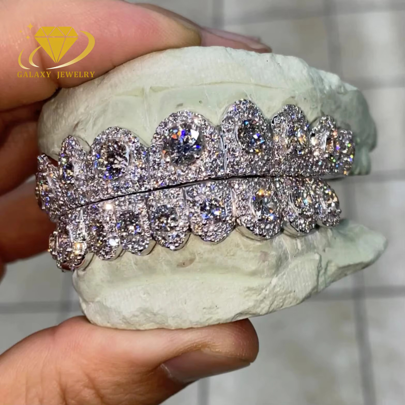 Popular Grillz Custom Flawless Mossanite Grills Teeth Big Stone Vvs Moissanite Grillz 10 Top 10 Bottom Ice Out Diamond Grillz
