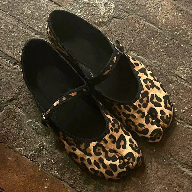 Leopard Print Split Toe Tabi Shoes Flat Buckle Strap Mary Jane Shoes Womens Spring Fashion Sexy Comfortable Flat Shoes 250306