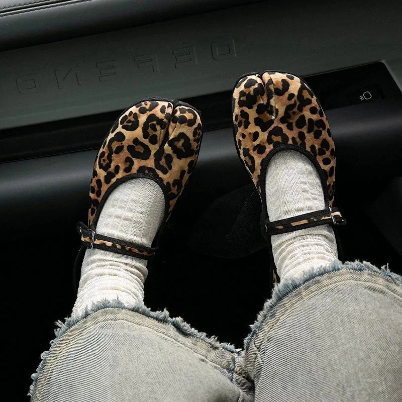 Leopard Print Split Toe Tabi Shoes Flat Buckle Strap Mary Jane Shoes Womens Spring Fashion Sexy Comfortable Flat Shoes 250306
