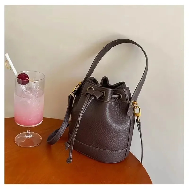 Fashion PU 2024 High Quality Bucket Handbag Solid Color Simple Crossbody Bag Soft Versatile Trendy Shoulder 250227z