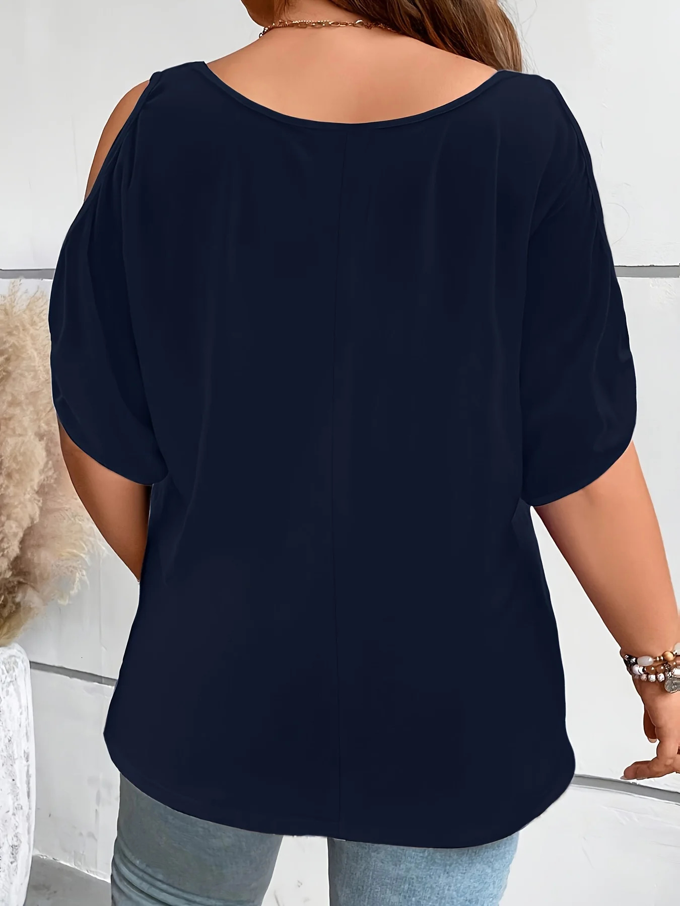 Plus Size Cold Shoulder T-Shirt for Women Casual Loose Fit Summer Top with Trendy Cutouts250304