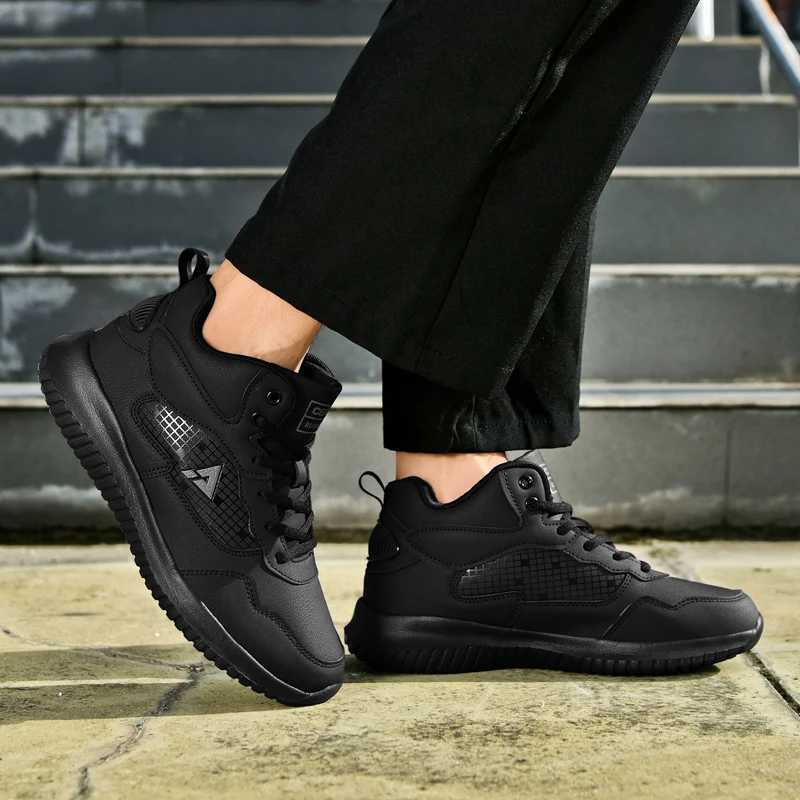 Chef shoes four season light non-slip oil-proof waterproof cfort plus size mens kitchen work shoes fashion casual mens shoes Y250306