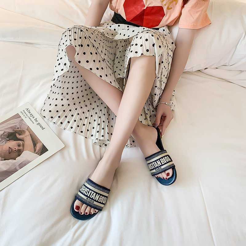 Red soled shoes, slippers, sandals, sports shoes, boots letter to wear externally. Low Holiday Fairy Cool