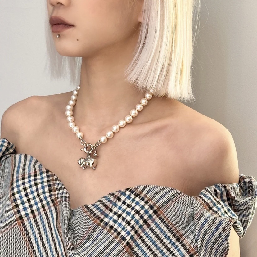 Vivienmes Viviannes Vivienenne Vivvienne High version Dowager Pearl Saturn Pig Necklace Female Sweet Cute Pig Necklace Bracelet Set westwoods