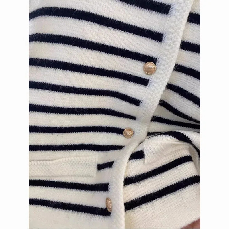 French Style Simple Striped Knitted Womens 2024 Autumn Retro Sweater Vest Chic Outer Wear Versatile Casual Top 250305