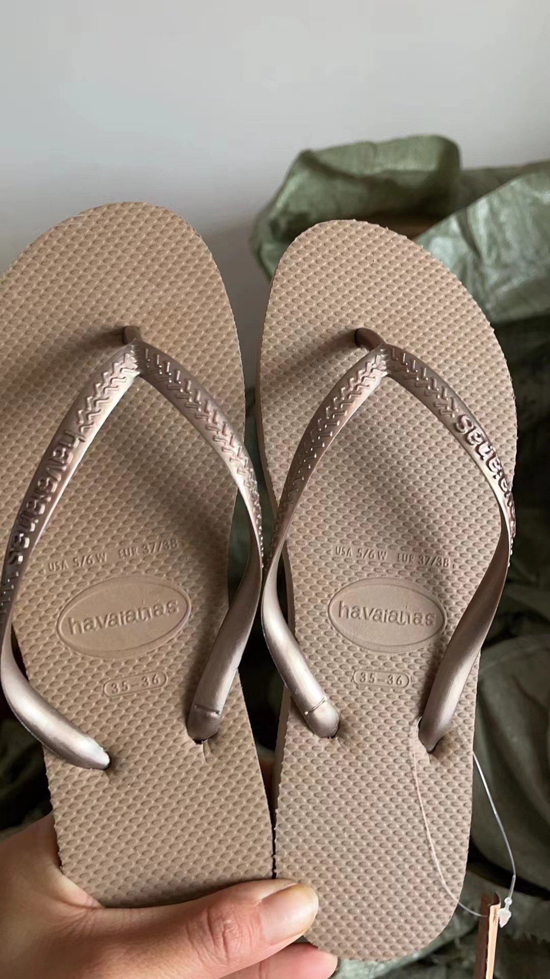 Designer Herringbone Is Suitable For Women Wearing Summer Jackets, Women's Flip Flops, And Havana Brazilian Beach Slippers
