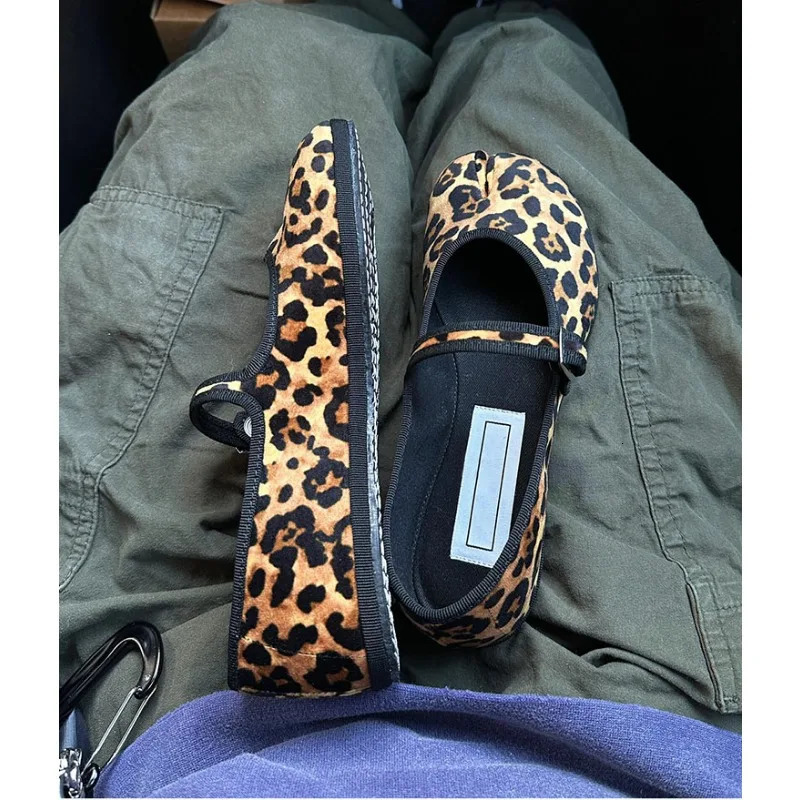 Leopard Print Split Toe Tabi Shoes Flat Buckle Strap Mary Jane Shoes Womens Spring Fashion Sexy Comfortable Flat Shoes 250306