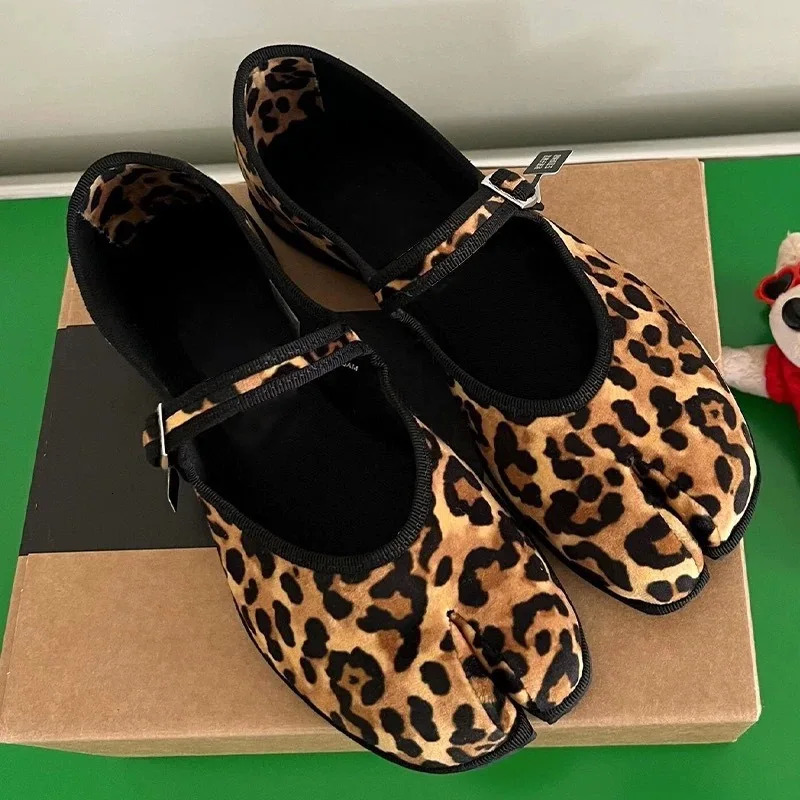 Leopard Print Split Toe Tabi Shoes Flat Buckle Strap Mary Jane Shoes Womens Spring Fashion Sexy Comfortable Flat Shoes 250306