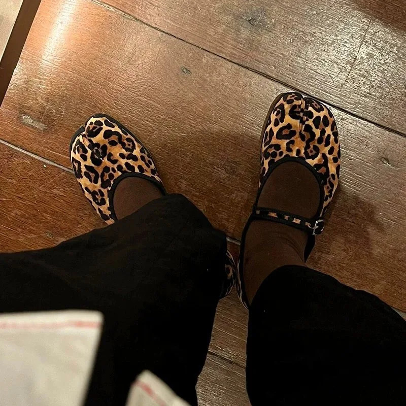 Leopard Print Split Toe Tabi Shoes Flat Buckle Strap Mary Jane Shoes Womens Spring Fashion Sexy Comfortable Flat Shoes 250306