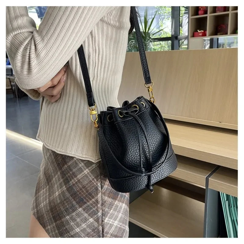 Fashion PU 2024 High Quality Bucket Handbag Solid Color Simple Crossbody Bag Soft Versatile Trendy Shoulder 250227z