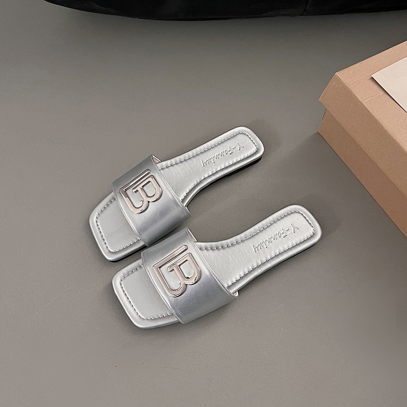 Summer 2025 Women's Designer Sandals Outdoor French Flat Sandals Paired With Stunning Dresses And Silver Beach High End Sensation Slippers