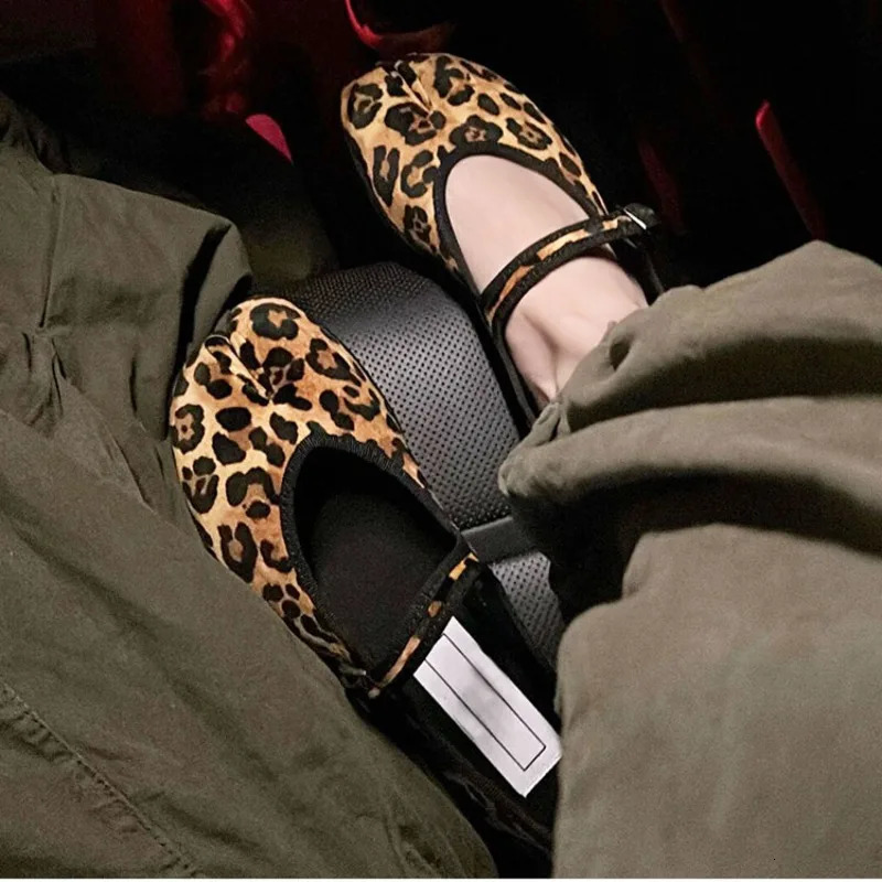 Leopard Print Split Toe Tabi Shoes Flat Buckle Strap Mary Jane Shoes Womens Spring Fashion Sexy Comfortable Flat Shoes 250306